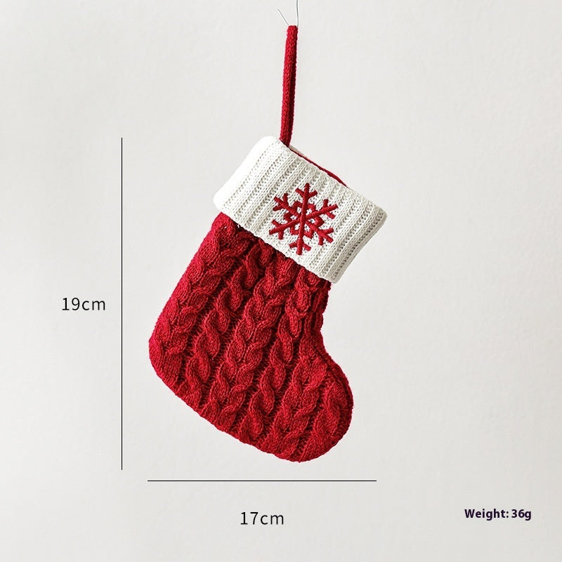Gebreide kerst sok – rood met sneeuwvlok manchetrand, afmetingen 19×17 cm – mini stocking met ophanglus