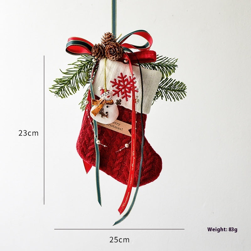 Gebreide kerst sok – rood met sneeuwvlok manchetrand, dennegroen, strik en linten, afmetingen 23×25 cm – mini stocking met ophanglus