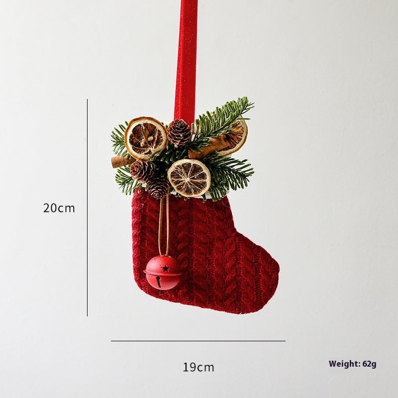 Gebreide kerst sok – rood met dennegroen en belletje, afmetingen 20×19 cm – mini stocking met ophanglus