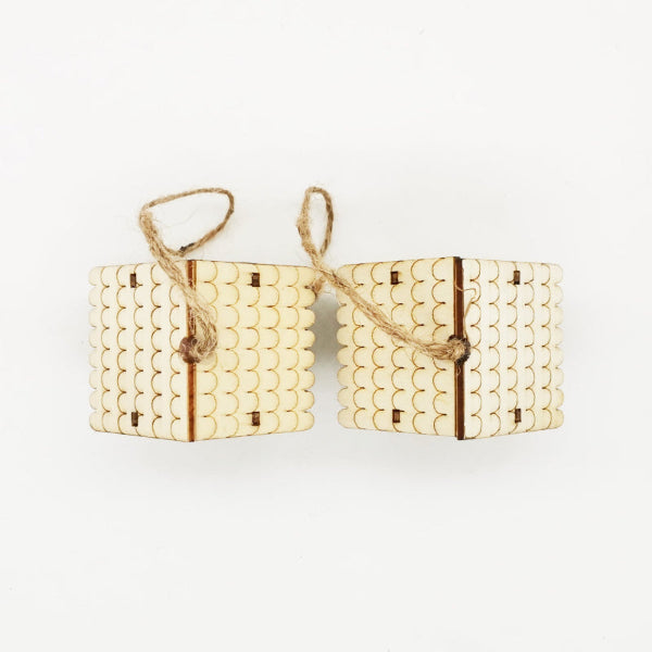 Achterzijde houten kersthuisje met ophanglus