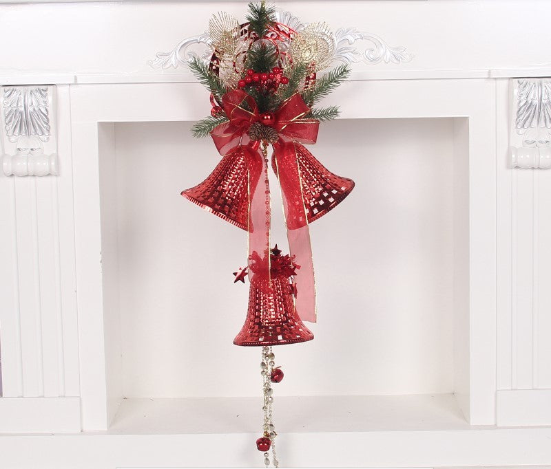Kerst bel krans – rood met strik, dennegroen en geperforeerde bellen met lange ketting – haarddecor