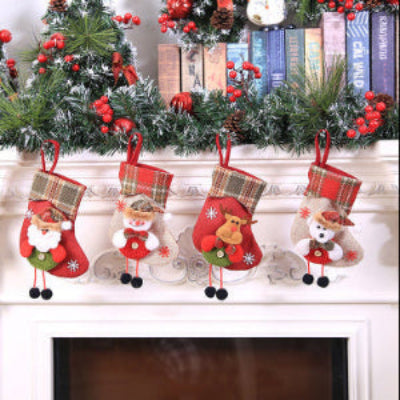 Kerst cadeauzak sok – set van vier hangende stockings aan haard (snowman, kerstman, hert, beer) – 10×20 cm