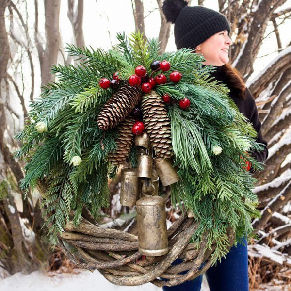 Luxe kerstkrans Bell 1 met bel en dennentakken – AskYellow