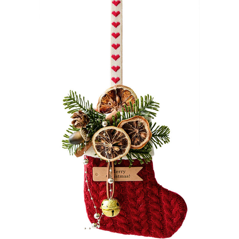 Gebreide kerst sok – rood met dennegroen, gedroogde sinaasappel en belletje – mini stocking met ophanglus