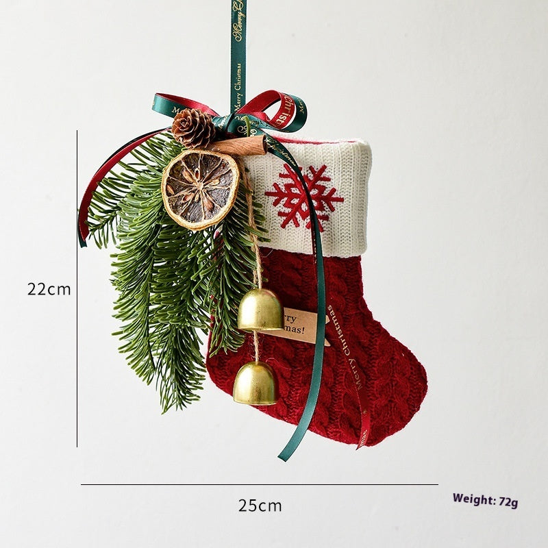Gebreide kerst sok – rood met dennegroen en belletjes, afmetingen 22×25 cm – mini stocking met ophanglus