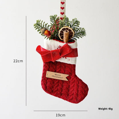Gebreide kerst sok – rood met strik, dennegroen en gedroogde sinaasappel, afmetingen 22×19 cm – mini stocking met ophanglus