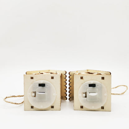 Achterkant houten kersthuisje met aan/uit-schakelaar – detail, per stuk