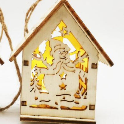 Houten kersthuisje met uitgesneden sneeuwman, warm licht – detailaanzicht