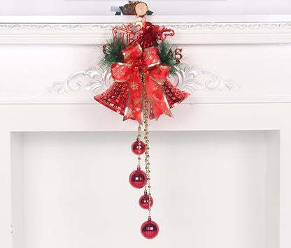 Kerst bel krans – rood met brede strik, dennegroen en hangende rode bollen – haarddecor